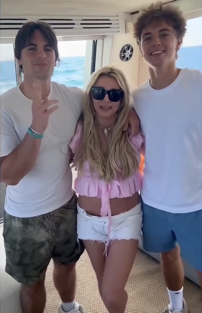 Britney Spears mất quyền nuôi con vào tay chồng cũ, đến nay 2 quý tử có động thái 