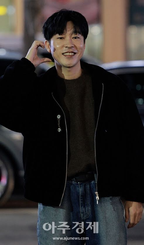 Chẳng ai ngờ nam diễn viên xấu nhất Squid Game ngoài đời lại đẹp thế này: Đổi mỗi kiểu tóc mà như thay đầu- Ảnh 5. Chẳng ai ngờ nam diễn viên xấu nhất Squid Game ngoài đời lại đẹp thế này: Đổi mỗi kiểu tóc mà như thay đầu- Ảnh 5.