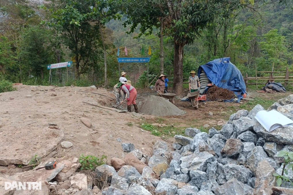 Nỗ lực vượt khó xây dựng công trình phòng học Dân trí ở bản biên giới - 1