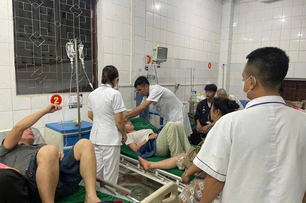 Ba người nhập viện nghi ngộ độc sau khi ăn rau rừng - 1 Ba người nhập viện nghi ngộ độc sau khi ăn rau rừng - 1