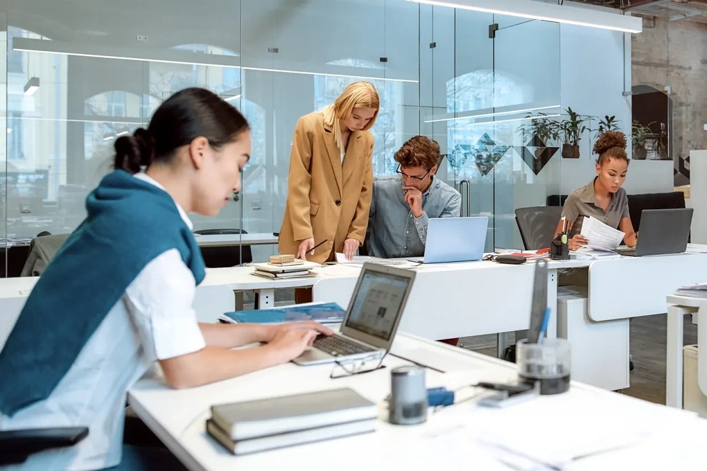 Mô hình làm việc 4 ngày/tuần có thể khiến nhân viên ít câu giờ hơn - 1