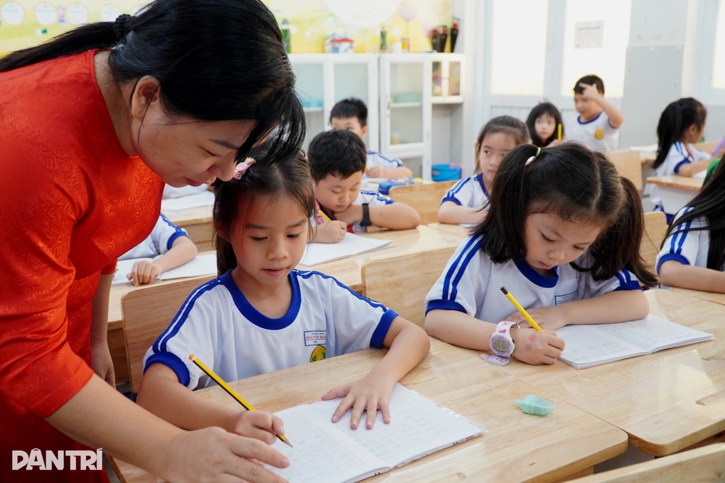 Giáo viên nghỉ hè 8 tuần hưởng nguyên lương, có phải “đặc quyền? - 1