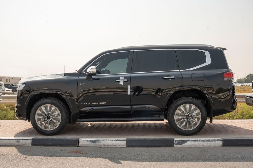 Toyota Land Cruiser LC300 hybrid dự kiến về Việt Nam trong quý III - 2