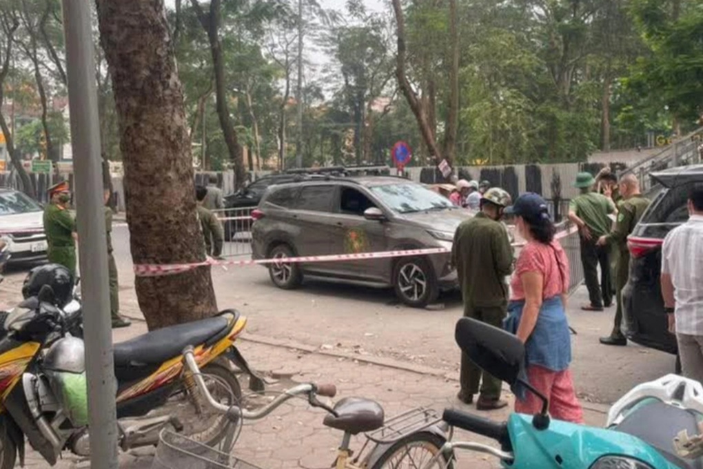 Hà Nội: Nghi án tài xế ô tô bị đâm bằng dao ở Linh Đàm - 1