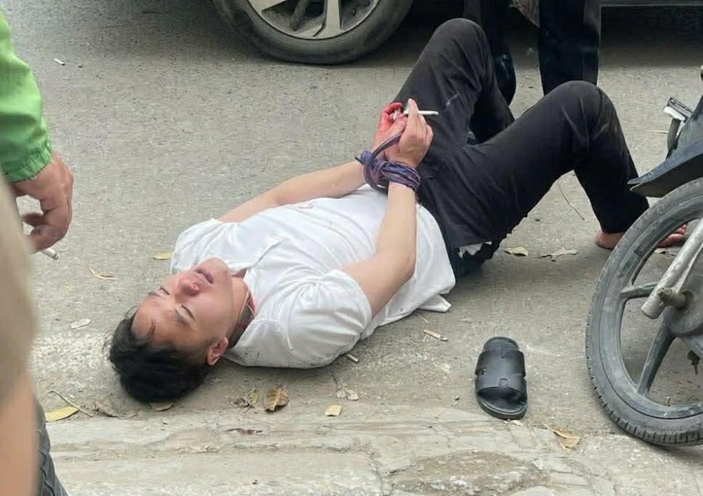 Hà Nội: Nghi án tài xế ô tô bị đâm bằng dao ở Linh Đàm - 2