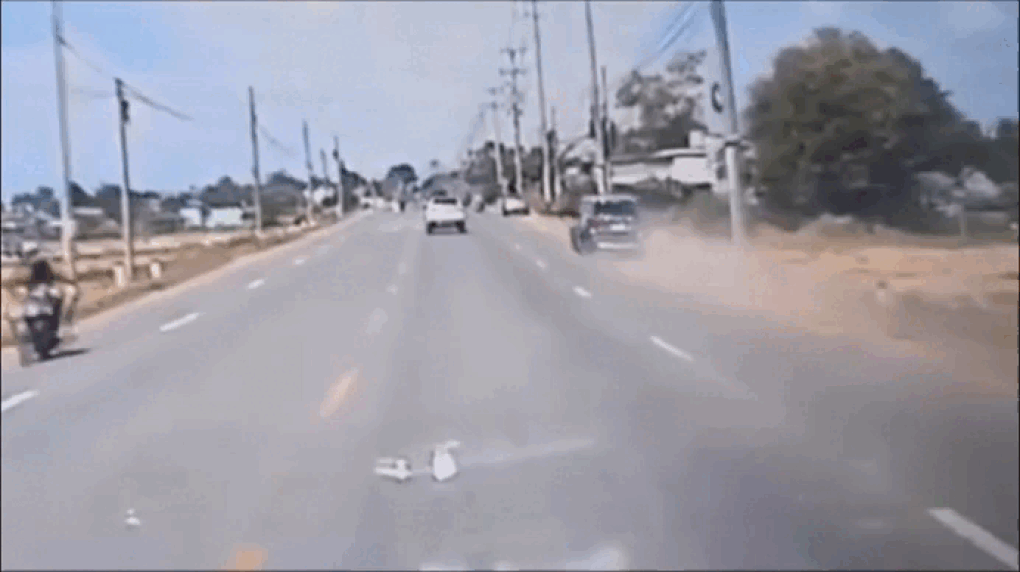 Tài xế đột quỵ, ô tô lật nhào trên đường ở TPHCM - 1