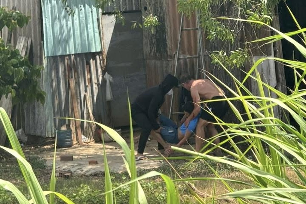 Tài xế đột quỵ, ô tô lật nhào trên đường ở TPHCM - 2