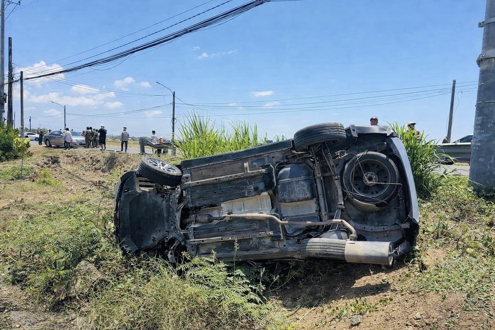 Tài xế đột quỵ, ô tô lật nhào trên đường ở TPHCM - 3