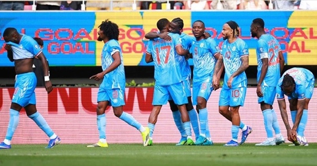 Cầu thủ CHDC Congo bơi trong tiền sau chiến tích giành vé dự World Cup - 1