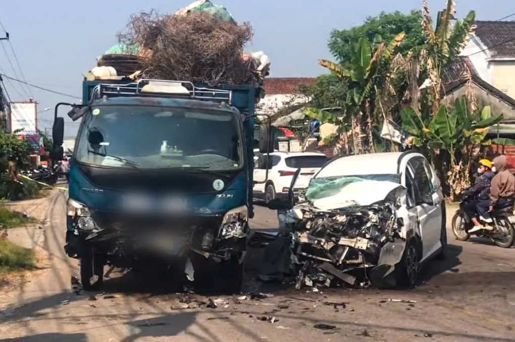 Ô tô biến dạng sau tai nạn, một phụ nữ tử vong, 3 người bị thương - 1