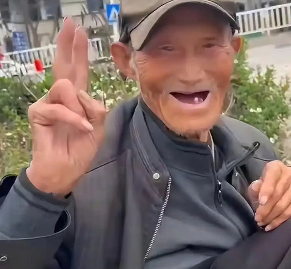 Mất 4 người thân trong 2 năm, cụ ông Trung Quốc đạp xe hơn 30 năm giải sầu - 2