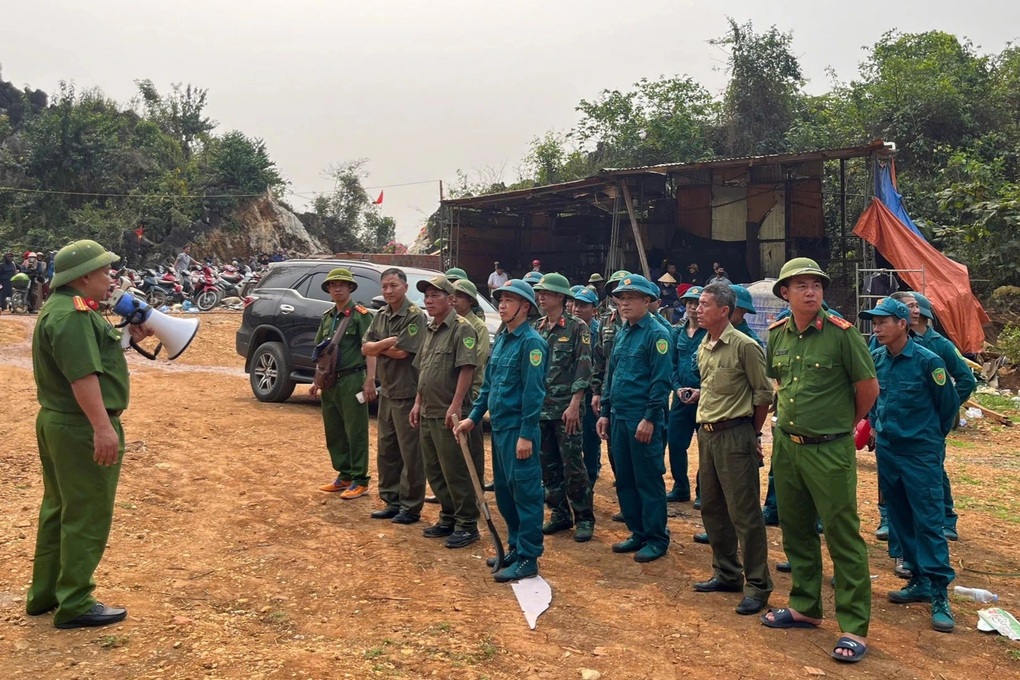 Tìm thấy thi thể thợ điêu khắc lăng mộ ở nơi địa hình dốc đứng, hiểm trở - 2 Tìm thấy thi thể thợ điêu khắc lăng mộ ở nơi địa hình dốc đứng, hiểm trở - 2