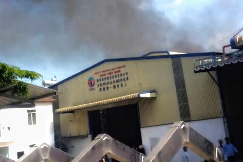 Cháy xưởng mùn cưa rộng 700m2 ở TPHCM, 3 người bị thương - 1