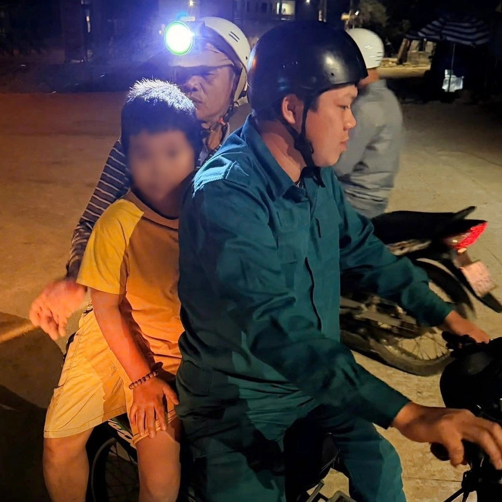 Bé trai mất tích được tìm thấy đang ngủ cạnh bãi vật liệu - 1