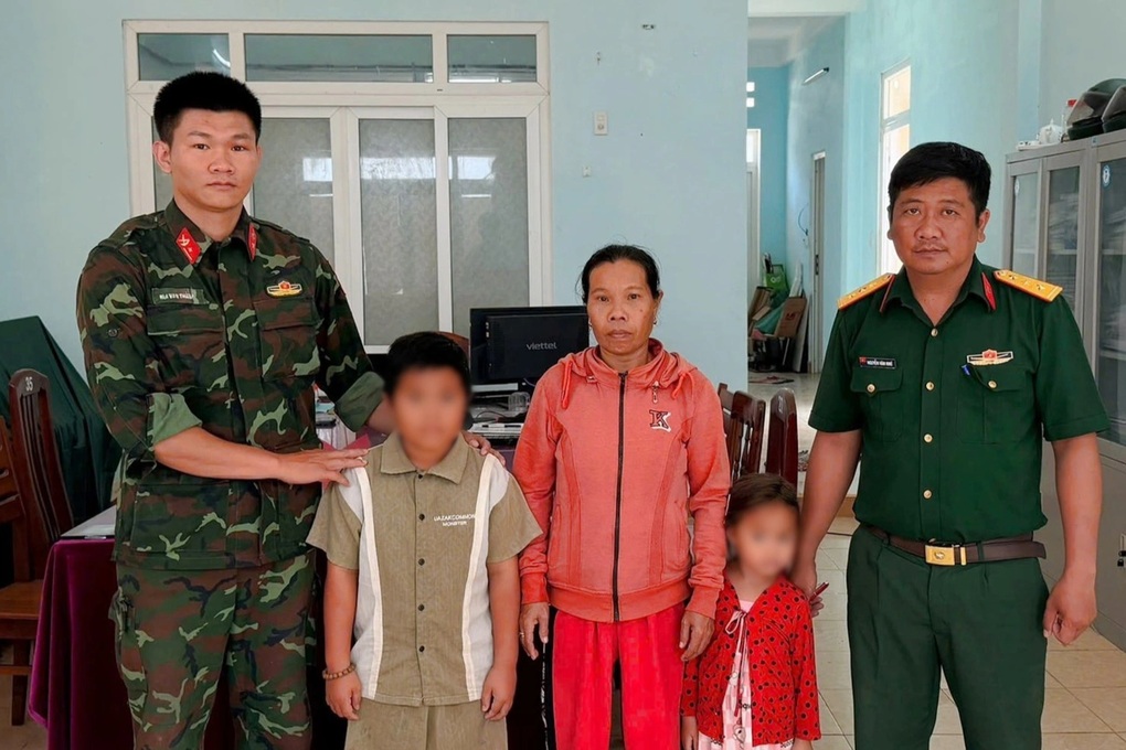 Bé trai mất tích được tìm thấy đang ngủ cạnh bãi vật liệu - 2