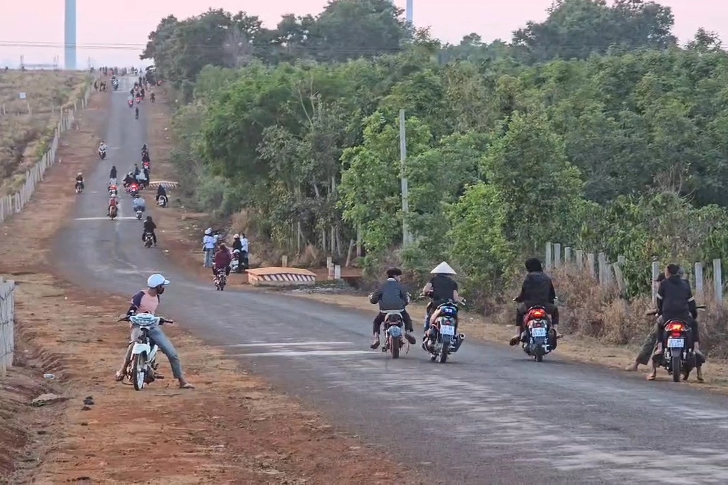 30 “quái xế” gây náo loạn đoạn đường qua cánh đồng điện gió - 1 30 “quái xế” gây náo loạn đoạn đường qua cánh đồng điện gió - 1