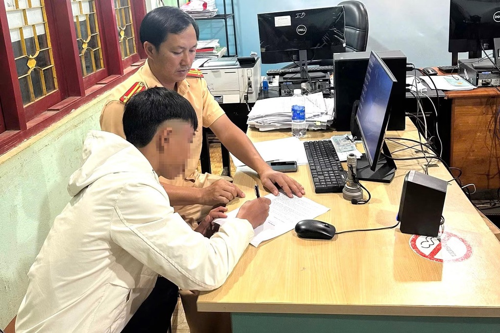 30 “quái xế” gây náo loạn đoạn đường qua cánh đồng điện gió - 2 30 “quái xế” gây náo loạn đoạn đường qua cánh đồng điện gió - 2