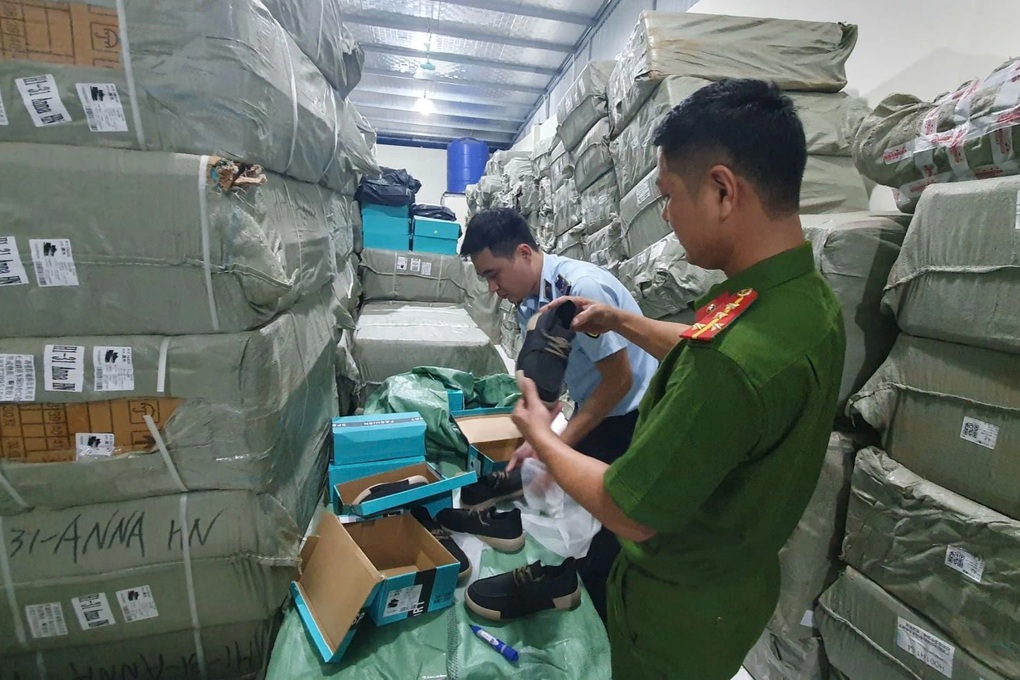 Tạm giữ hơn 10.000 đôi giày không rõ nguồn gốc ở Hưng Yên - 1