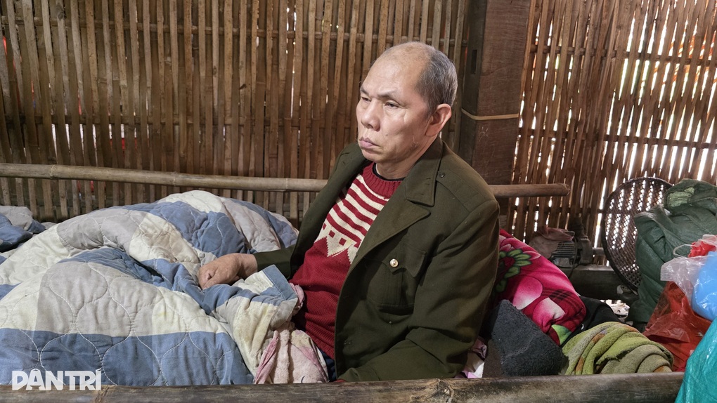 Chăm chồng liệt, nuôi 2 cháu nhỏ, người phụ nữ nghèo thấp thỏm lo nhà sập - 1 Chăm chồng liệt, nuôi 2 cháu nhỏ, người phụ nữ nghèo thấp thỏm lo nhà sập - 1