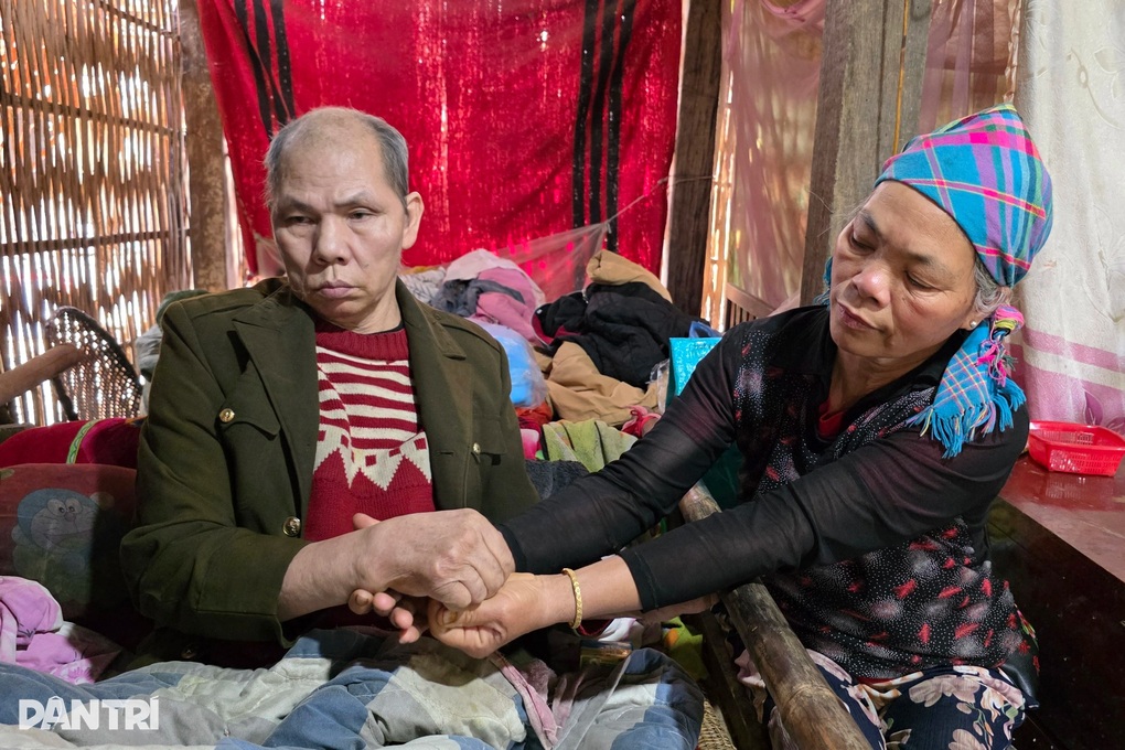 Chăm chồng liệt, nuôi 2 cháu nhỏ, người phụ nữ nghèo thấp thỏm lo nhà sập - 2 Chăm chồng liệt, nuôi 2 cháu nhỏ, người phụ nữ nghèo thấp thỏm lo nhà sập - 2