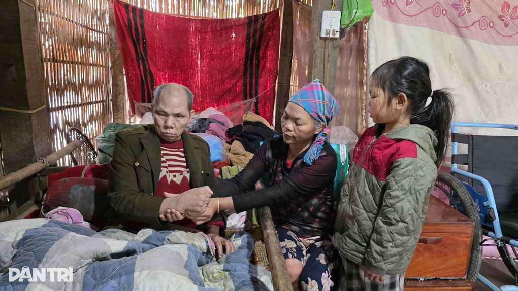 Chăm chồng liệt, nuôi 2 cháu nhỏ, người phụ nữ nghèo thấp thỏm lo nhà sập - 3 Chăm chồng liệt, nuôi 2 cháu nhỏ, người phụ nữ nghèo thấp thỏm lo nhà sập - 3