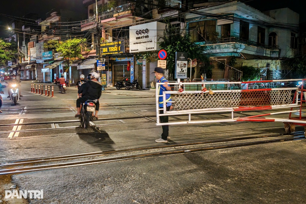Hai nữ nhân viên đường sắt bị hành hung vì ngăn người vượt barie - 1