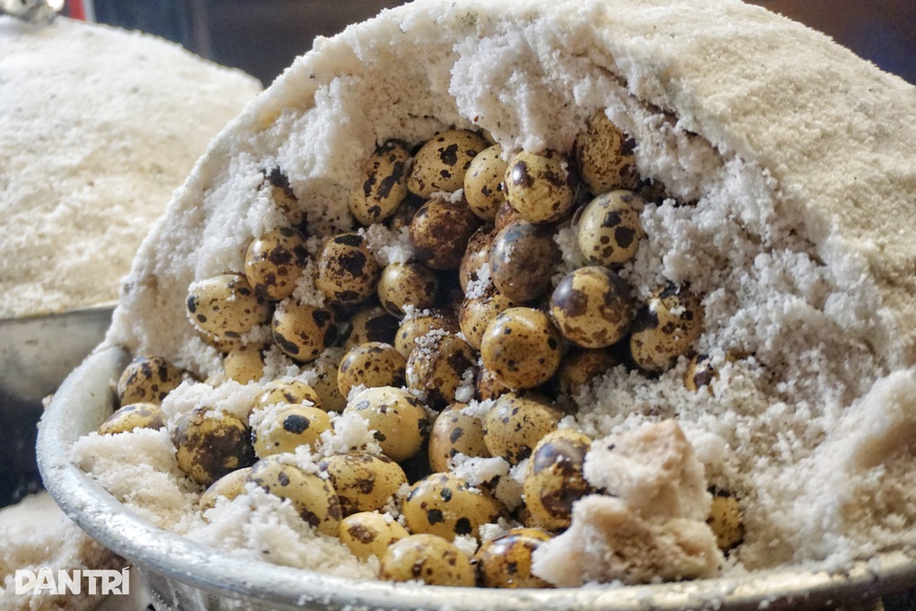 Trứng cút ủ muối bán 3.000 quả/ngày ở TPHCM: Cầu kỳ, vị như trứng luộc? - 1 Trứng cút ủ muối bán 3.000 quả/ngày ở TPHCM: Cầu kỳ, vị như trứng luộc? - 1