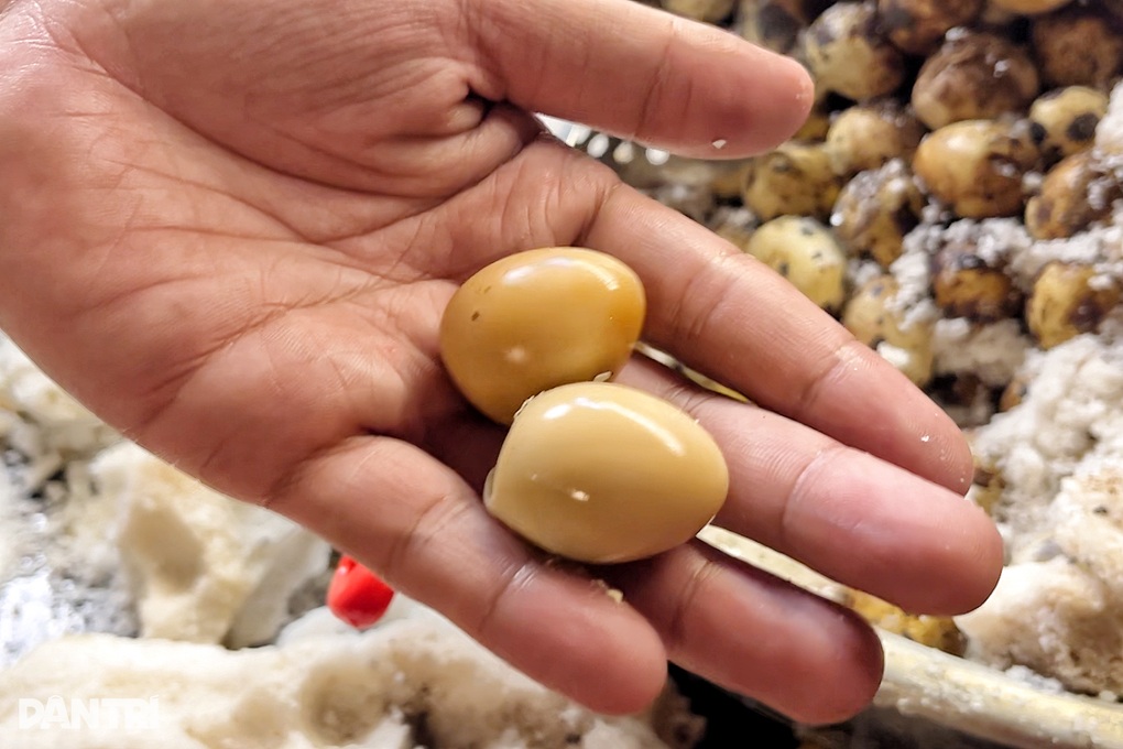 Trứng cút ủ muối bán 3.000 quả/ngày ở TPHCM: Cầu kỳ, vị như trứng luộc? - 2 Trứng cút ủ muối bán 3.000 quả/ngày ở TPHCM: Cầu kỳ, vị như trứng luộc? - 2