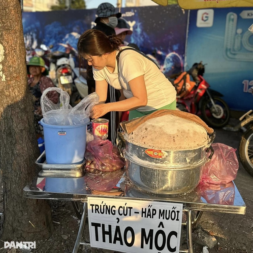 Trứng cút ủ muối bán 3.000 quả/ngày ở TPHCM: Cầu kỳ, vị như trứng luộc? - 3 Trứng cút ủ muối bán 3.000 quả/ngày ở TPHCM: Cầu kỳ, vị như trứng luộc? - 3
