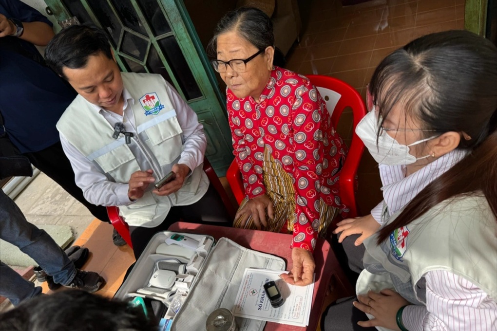 Bác sĩ ở TPHCM mang túi thông minh đến từng nhà rà soát sức khỏe - 1 Bác sĩ ở TPHCM mang túi thông minh đến từng nhà rà soát sức khỏe - 1
