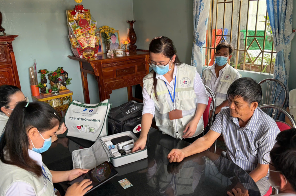 Bác sĩ ở TPHCM mang túi thông minh đến từng nhà rà soát sức khỏe - 2 Bác sĩ ở TPHCM mang túi thông minh đến từng nhà rà soát sức khỏe - 2