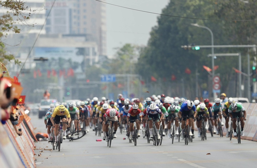 Tranh cãi VĐV đua xe đạp bị đối thủ chơi xấu, gãy chân ở vạch đích - 1