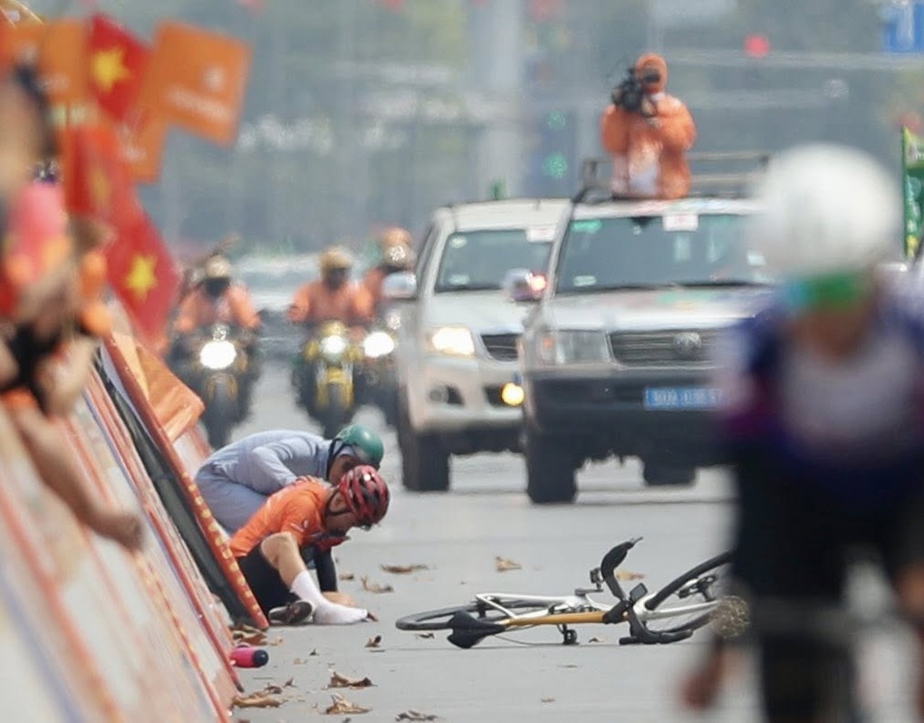 Tranh cãi VĐV đua xe đạp bị đối thủ chơi xấu, gãy chân ở vạch đích - 2