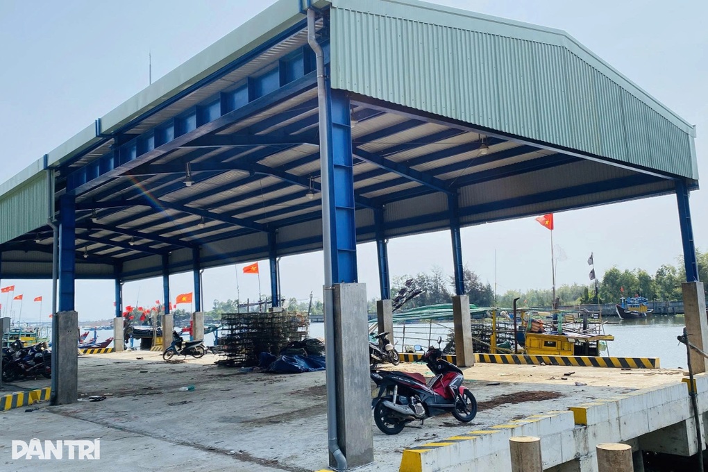 Cảnh đìu hiu ở cảng cá được đầu tư 120 tỷ đồng - 2 Cảnh đìu hiu ở cảng cá được đầu tư 120 tỷ đồng - 2