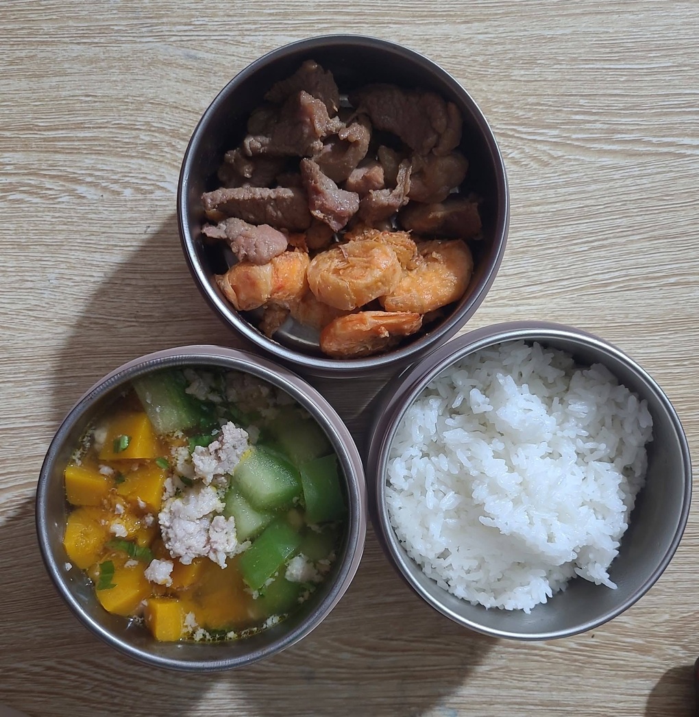 Lo con ăn thịt bẩn, bà mẹ 10 năm liền dậy từ 5h nấu cơm cho con mang đi học - 4 Lo con ăn thịt bẩn, bà mẹ 10 năm liền dậy từ 5h nấu cơm cho con mang đi học - 4