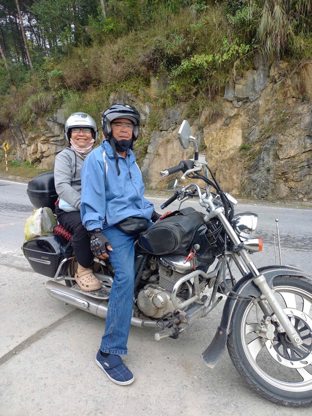 Vợ chồng U60 ở Tây Ninh bán đàn heo thực hiện ước mơ lái mô tô xuyên Việt - 1 Vợ chồng U60 ở Tây Ninh bán đàn heo thực hiện ước mơ lái mô tô xuyên Việt - 1