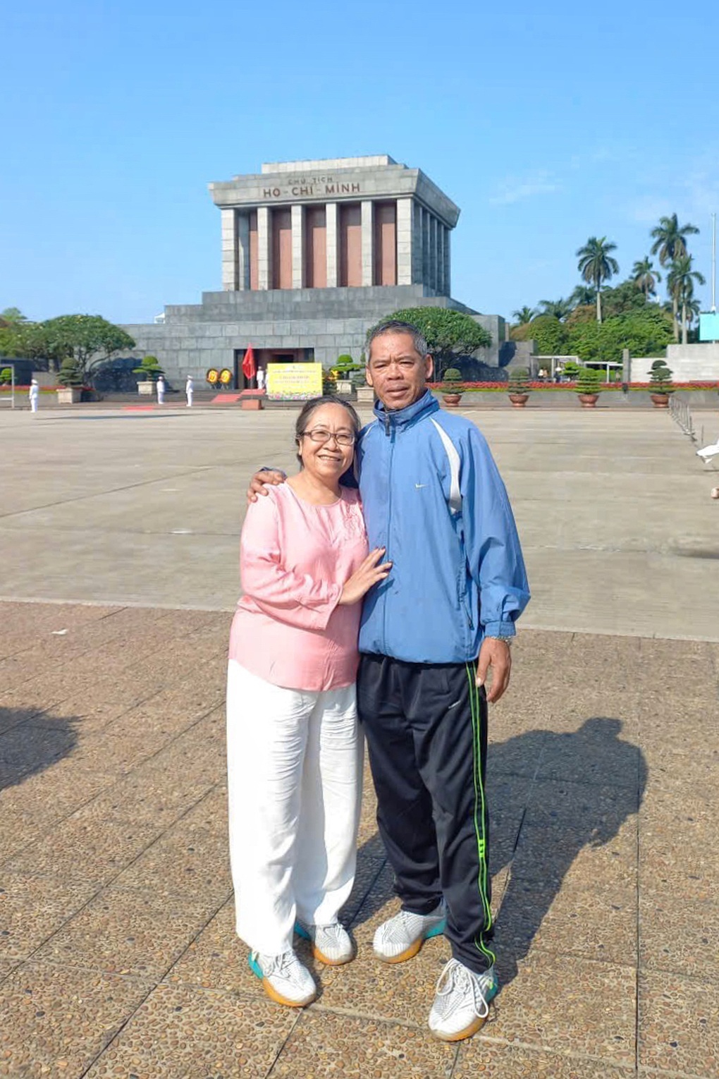 Vợ chồng U60 ở Tây Ninh bán đàn heo thực hiện ước mơ lái mô tô xuyên Việt - 2 Vợ chồng U60 ở Tây Ninh bán đàn heo thực hiện ước mơ lái mô tô xuyên Việt - 2