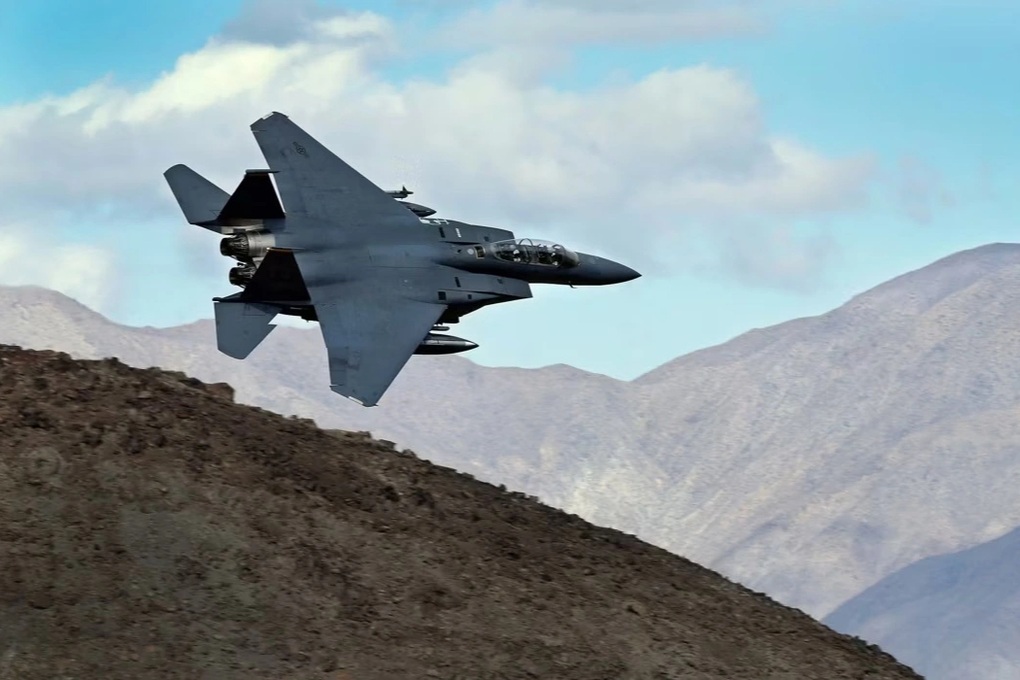 Tổng thống Trump nói tiêm kích F-15 của Mỹ bị tên lửa vác vai Iran bắn rơi - 1