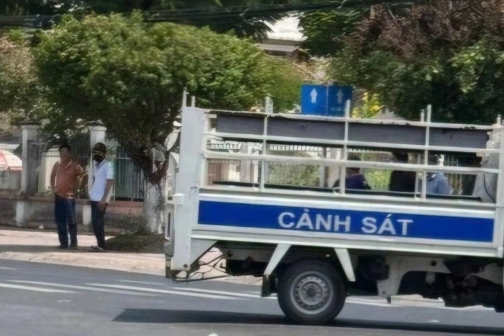 Vụ ô tô bị nhóm người đi xe máy đập kính: Mời 2 người làm việc - 1