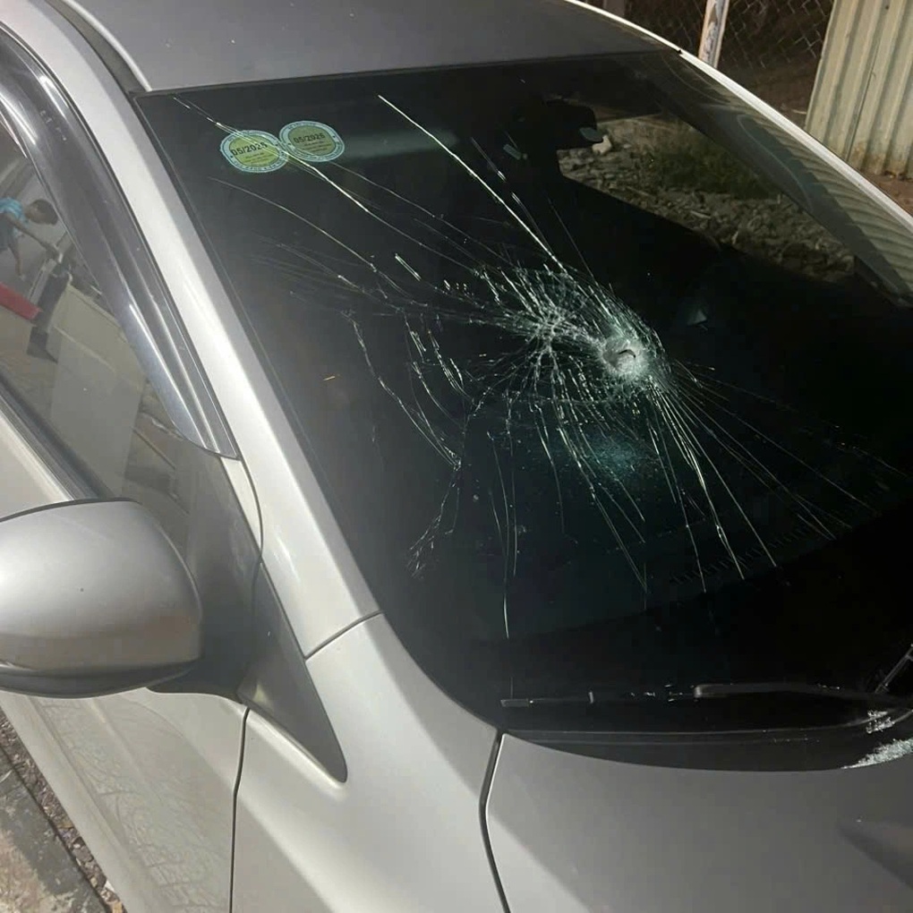 Vụ ô tô bị nhóm người đi xe máy đập kính: Mời 2 người làm việc - 2