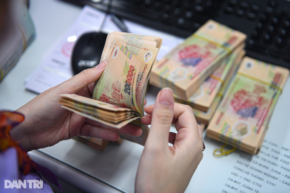 Lãi suất tiết kiệm tăng mạnh, thêm ngân hàng lớn điều chỉnh - 1