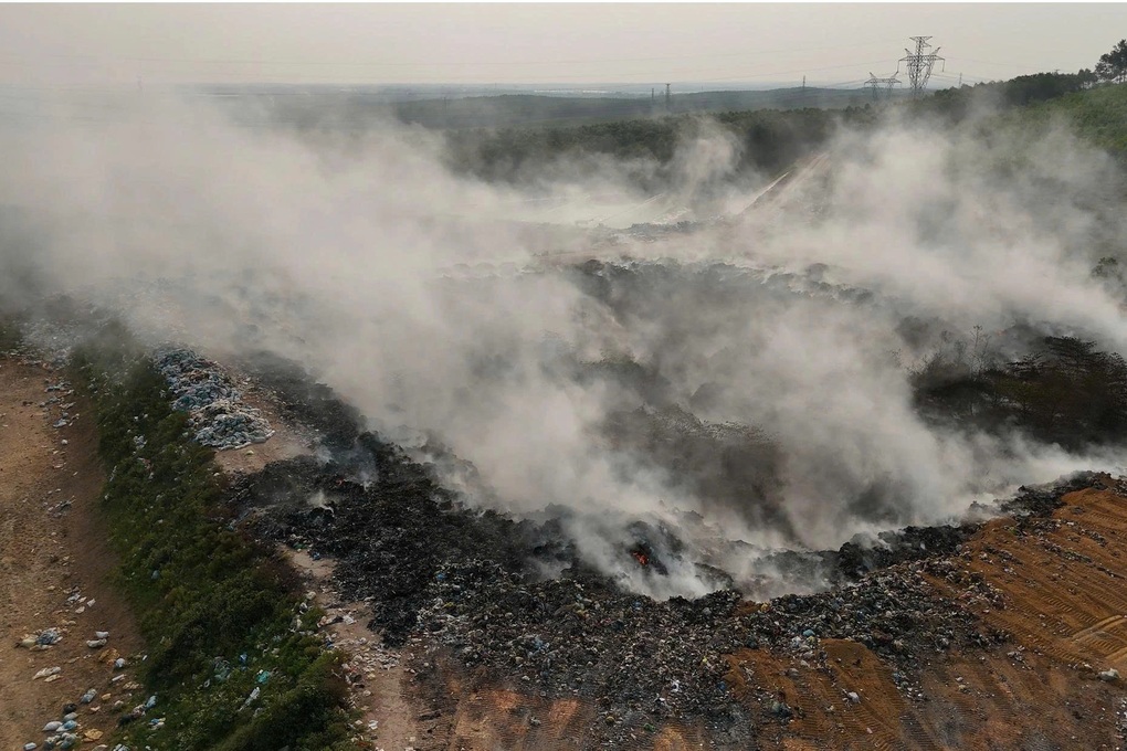 Bãi rác cháy âm ỉ suốt một tuần, khói và mùi hôi “tấn công” khu dân cư - 1 Bãi rác cháy âm ỉ suốt một tuần, khói và mùi hôi “tấn công” khu dân cư - 1