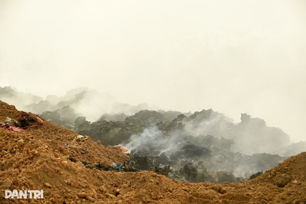Bãi rác cháy âm ỉ suốt một tuần, khói và mùi hôi “tấn công” khu dân cư - 2 Bãi rác cháy âm ỉ suốt một tuần, khói và mùi hôi “tấn công” khu dân cư - 2
