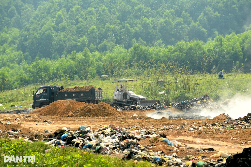 Bãi rác cháy âm ỉ suốt một tuần, khói và mùi hôi “tấn công” khu dân cư - 3 Bãi rác cháy âm ỉ suốt một tuần, khói và mùi hôi “tấn công” khu dân cư - 3