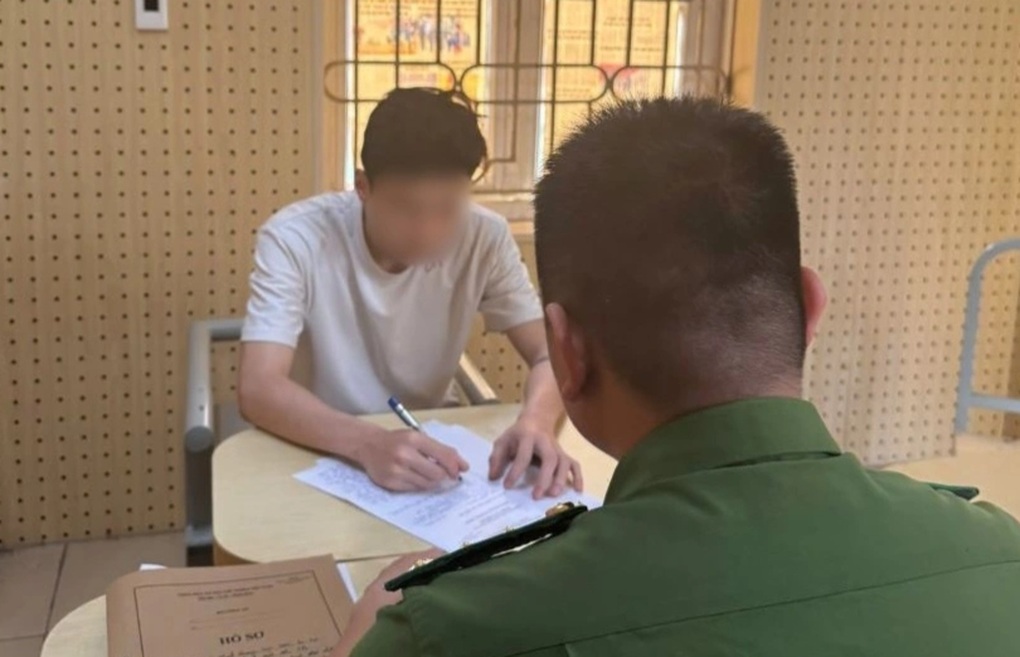 Khởi tố nam thanh niên “yêu đương mặn nồng” bé gái 15 tuổi - 1 Khởi tố nam thanh niên “yêu đương mặn nồng” bé gái 15 tuổi - 1