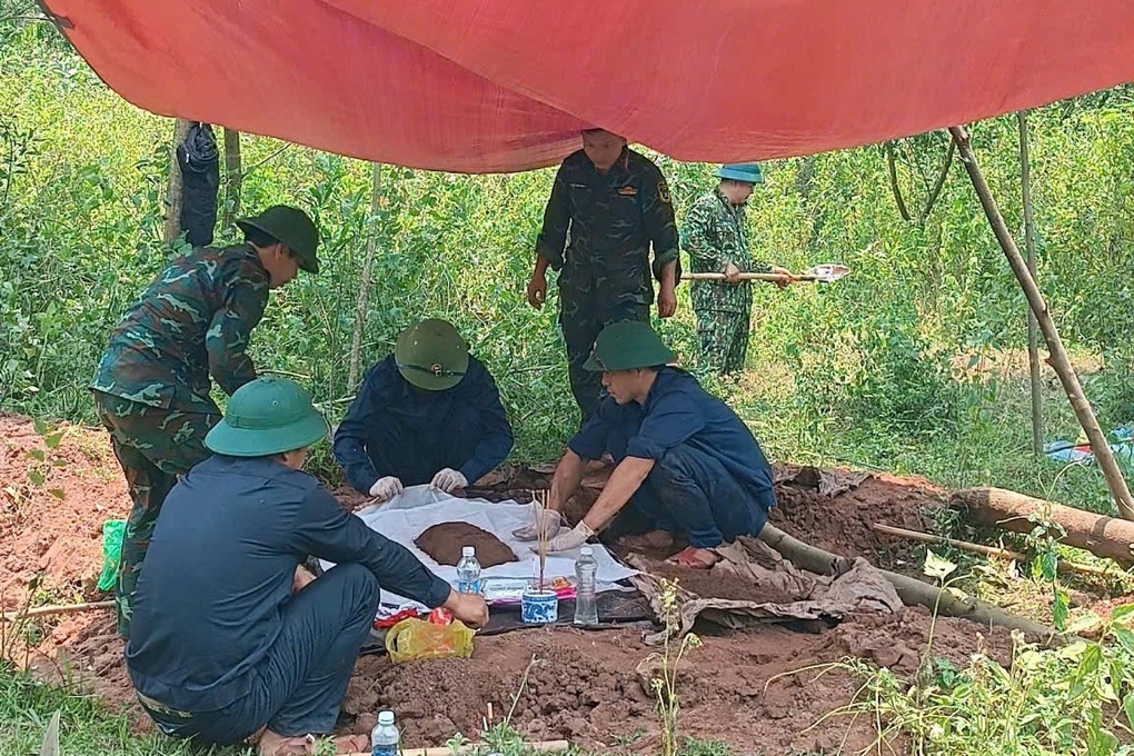 2 hài cốt liệt sỹ bọc trong tăng, còn nhiều mẩu xương lẫn di vật chôn cùng - 1
