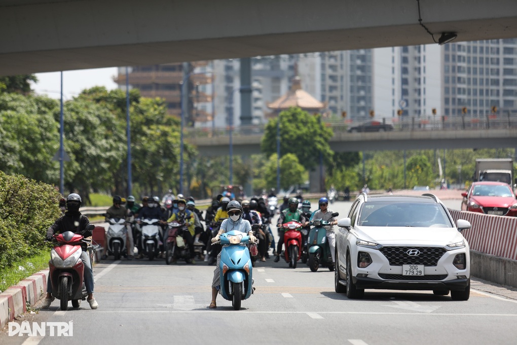 Miền Trung có nơi nắng nóng đặc biệt gay gắt, nhiệt độ cao nhất hơn 40 độ C - 1 Miền Trung có nơi nắng nóng đặc biệt gay gắt, nhiệt độ cao nhất hơn 40 độ C - 1