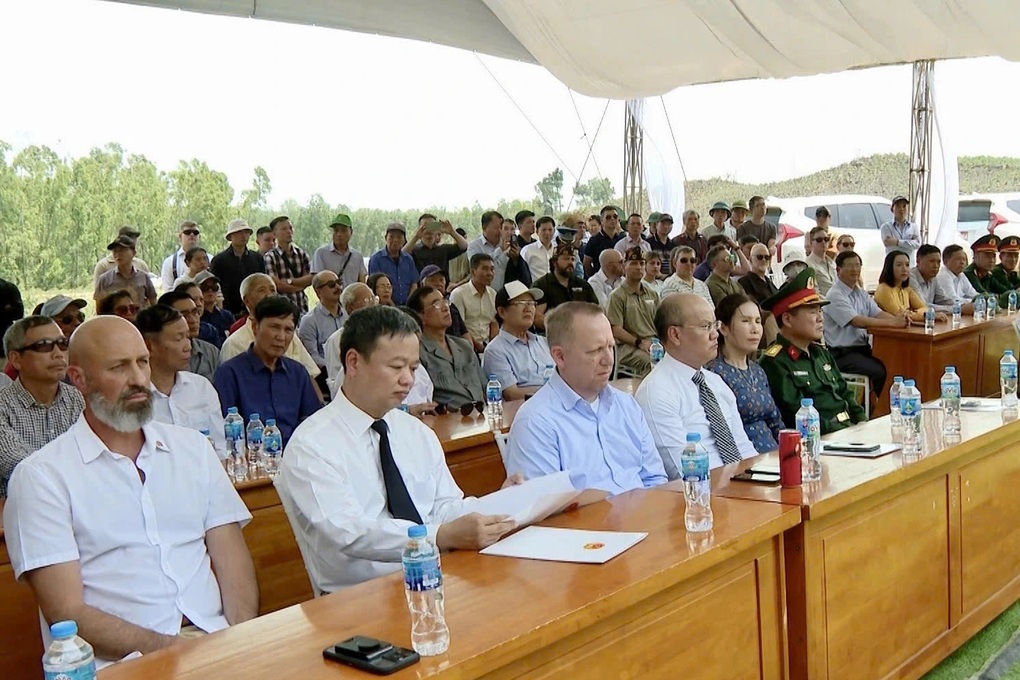 Tưởng niệm 16 nạn nhân vụ tai nạn trực thăng 25 năm trước - 1 Tưởng niệm 16 nạn nhân vụ tai nạn trực thăng 25 năm trước - 1