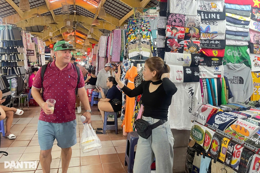 Tiểu thương chợ nói tiếng Anh gây “sốt”: Xa quê lập nghiệp, mua nhà TPHCM - 2 Tiểu thương chợ nói tiếng Anh gây “sốt”: Xa quê lập nghiệp, mua nhà TPHCM - 2