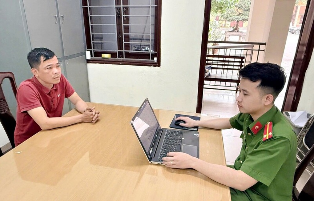 Người đàn ông giả danh trật tự đô thị để cưỡng đoạt tiền - 1